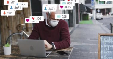 Dizüstü bilgisayarı olan yaşlı beyaz adamın medya simgelerinin animasyonu. Küresel sosyal medya ve dijital arayüz kavramı dijital olarak oluşturulmuş video.