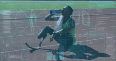 Engelli Afro-Amerikan erkek koşucunun veri işleme animasyonu. Küresel spor ve dijital arayüz kavramı dijital olarak oluşturulmuş video.