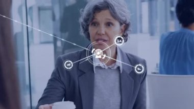 Ofisteki çeşitli iş adamlarıyla olan bağlantıların animasyonu. Küresel iş ve dijital arayüz kavramı dijital olarak oluşturulmuş video.