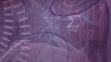 Sunucu odasında veri işleme ve beyaz bilim adamlarının animasyonu. Küresel iş ve dijital arayüz kavramı dijital olarak oluşturulmuş video.