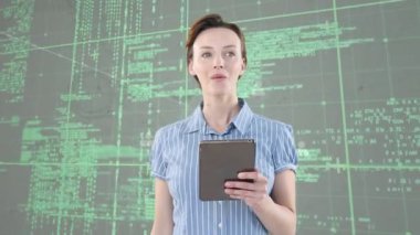 Tabletli beyaz kadın üzerindeki bağlantı ağının animasyonu. Küresel iş ve dijital arayüz kavramı dijital olarak oluşturulmuş video.