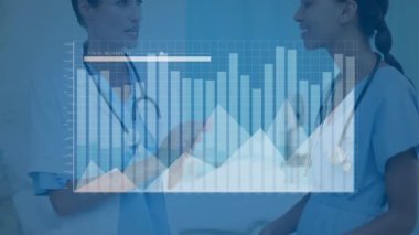Çeşitli doktorların konuştuğu veri işleme animasyonu. Küresel tıp ve dijital arayüz kavramı dijital olarak oluşturulmuş video.