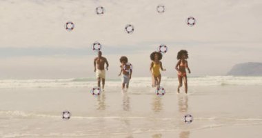 Mutlu Afrika kökenli Amerikalı ebeveynler ve çocukların denizden sahile koşması üzerine hayat şamandıralarının canlandırılması. Çocukluk, eğlence, aile ve tatil konsepti dijital olarak oluşturulmuş video.