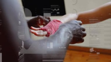 Spor salonunda koçu olan beyaz bir kadının veri işleme animasyonu. Küresel spor ve dijital arayüz kavramı dijital olarak oluşturulmuş video.