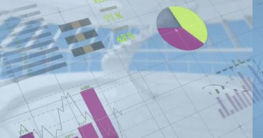 Şehir manzarası üzerinde veri işleme animasyonu. küresel iş ve dijital arayüz kavramı dijital olarak oluşturulmuş video.