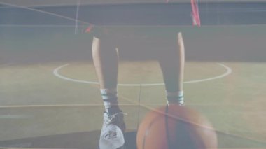 Kafkasyalı erkek basketbolcu yerine stadyum animasyonu. Küresel spor ve dijital arayüz kavramı dijital olarak oluşturulmuş video.