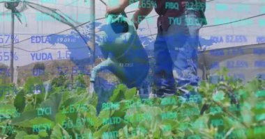 Bahçede çalışan beyaz bir adam hakkında finansal veri işleme animasyonu. Küresel finansman, ekoloji ve dijital arayüz kavramı dijital olarak oluşturulmuş video.