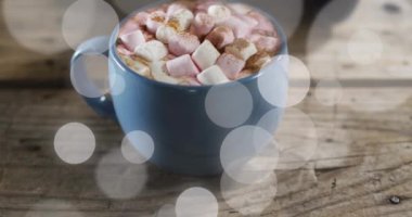 Hafif lekelerin ahşap arka planda kakaolu bardağı tutarken görüntüsü. Sonbahar geleneği ve dijital olarak üretilen video konsepti.