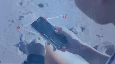 Kumsalda akıllı telefon kullanan, beyaz tenli bir kadın üzerinden bağlantı ağının animasyonu. Spor teknolojisi kavramı