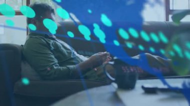 Beyaz iş adamının akıllı telefon kullanarak dünya haritasıyla numaraların ve veri işlemenin animasyonu. Küresel finans, iş ve veri işleme kavramı dijital olarak oluşturulmuş video.