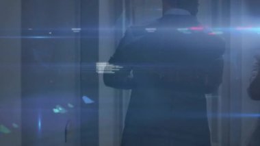 Ofisteki çeşitli iş adamları üzerinde veri işleme animasyonu. Küresel iş ve dijital arayüz kavramı dijital olarak oluşturulmuş video.