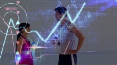 Sahilde egzersiz yapan farklı insanlar üzerinde veri işleme animasyonu. Küresel spor, teknoloji ve dijital arayüz kavramı dijital olarak oluşturulmuş video.