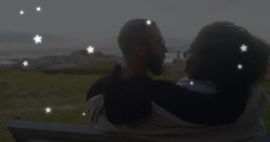 Birbirlerini kucaklayan farklı çiftler üzerine yıldızların animasyonu. Boş zaman ve dijital arayüz kavramı dijital olarak oluşturulmuş video.