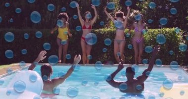 Mavi baloncukların animasyonu iki erkekle havuza atlayan mutlu kadın grubunun üzerinde. Yaz, birliktelik, eğlence ve tatil konsepti dijital olarak oluşturulmuş video.