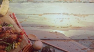 Ahşap arka planda hindi ve sebzelerin üzerindeki manzara animasyonu. Sonbahar geleneği ve dijital olarak üretilen video konsepti.