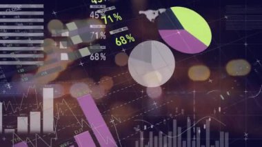 Boş bir depoda veri işleme animasyonu. Küresel teknoloji ve dijital arayüz konsepti dijital olarak oluşturulmuş video.