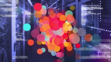 Sunucu odasındaki veri işleme ve noktaların animasyonu. Küresel iş ve dijital arayüz kavramı dijital olarak oluşturulmuş video.