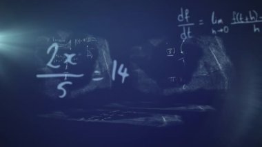 Işık noktaları üzerinde matematiksel denklemlerin animasyonu. Küresel iş ve dijital arayüz kavramı dijital olarak oluşturulmuş video.