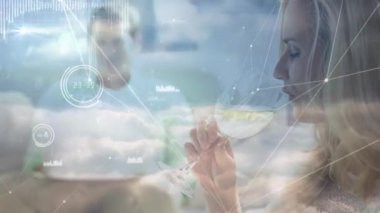 Şaraplı beyaz kadın üzerindeki bağlantı ağının animasyonu. Küresel iş ve dijital arayüz kavramı dijital olarak oluşturulmuş video.