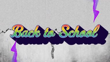 Gri arkaplandaki mor şekiller üzerinden okula dönüş metninin animasyonu. Sosyal medya ve dijital arayüz konsepti dijital olarak oluşturulmuş video.