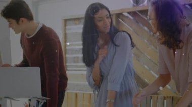 Çeşitli iş adamları grubu üzerinden bağlantı ağının animasyonu. Küresel iş konsepti dijital oluşturulmuş video.