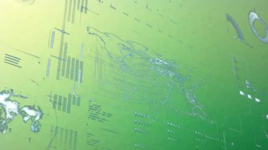 Yeşil arkaplanda veri işleme animasyonu. Küresel veri işleme ve ekonomi kavramı dijital video üretimi.