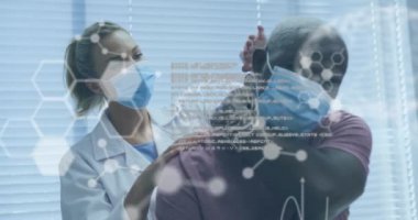 Çeşitli kadın fizyoterapistlerin erkek hastaları tedavi etmesiyle ilgili tıbbi verilerin yüz maskeleri ile canlandırılması. Dijital olarak üretilen covid 19 pandemik konsept sırasında tıbbi hizmetler ve sağlık hizmetleri.