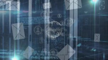 Sunucu odasındaki veri işleme ve zarf simgelerinin canlandırılması. Küresel iş ve dijital arayüz kavramı dijital olarak oluşturulmuş video.