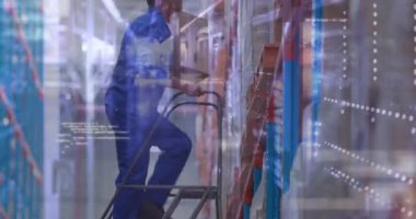 Depodaki beyaz işçinin veri işleme animasyonu. Küresel iş ve dijital arayüz kavramı dijital olarak oluşturulmuş video.