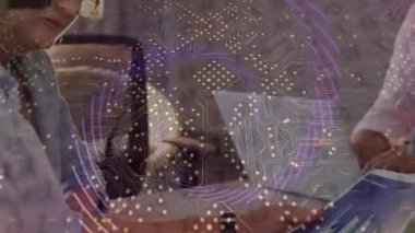 Ofisteki çeşitli iş adamlarıyla olan bağlantıların animasyonu. Küresel iş ve dijital arayüz kavramı dijital olarak oluşturulmuş video.