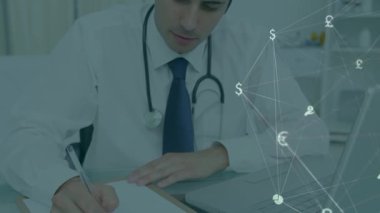 Kafkas erkek doktor üzerinden bağlantı ağının animasyonu. Küresel tıp ve dijital arayüz kavramı dijital olarak oluşturulmuş video.