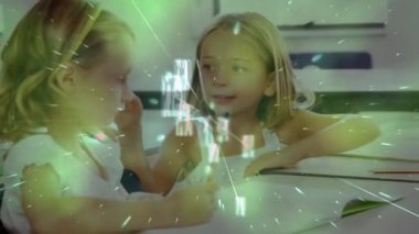 Çeşitli okul çocukları üzerinde ışık izlerinin ve şekillerin canlandırılması. Küresel eğitim ve dijital arayüz kavramı dijital olarak oluşturulmuş video.