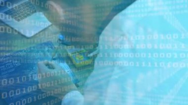 Atölyedeki beyaz erkek işçinin veri işleme animasyonu. Küresel iş ve dijital arayüz kavramı dijital olarak oluşturulmuş video.