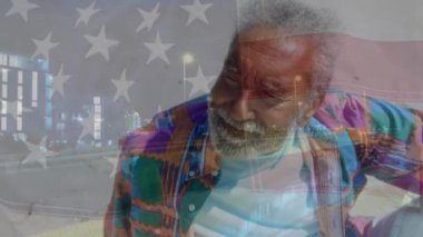 Amerika bayrağının animasyonu, kıdemli Afro-Amerikan erkeğine karşı. Küresel vatanseverlik ve dijital arayüz kavramı dijital olarak oluşturulmuş video.