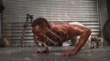 Animasyon DNA 'sı, spor salonundaki Afrikalı Amerikalı adamın üzerinde. Küresel spor ve dijital arayüz kavramı dijital olarak oluşturulmuş video.