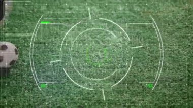 Futbol üzerinden veri işleme animasyonu. Küresel spor ve dijital arayüz kavramı dijital olarak oluşturulmuş video.
