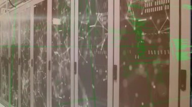 Sunucu odasındaki veri işleme ve bağlantı ağının animasyonu. Küresel teknoloji, bilgisayar ve dijital arayüz kavramı dijital olarak oluşturulmuş video.