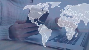 Akıllı telefon ve dizüstü bilgisayar kullanan bir kadının orta bölümünün dünya haritası. İş verileri ve analitik teknoloji kavramı