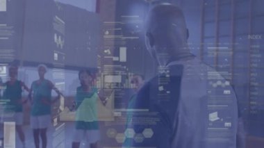 Çeşitli bayan basketbol oyuncuları üzerinde veri işleme animasyonu. Küresel spor ve dijital arayüz kavramı dijital olarak oluşturulmuş video.