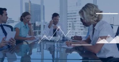 Ofisteki çeşitli iş adamları üzerinde veri işleme animasyonu. Küresel iş ve dijital arayüz kavramı dijital olarak oluşturulmuş video.