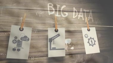 Gece boyunca sosyal medya simgeleriyle bağlantı ağının animasyonu. Küresel iş veri işleme ve dijital arayüz konsepti dijital olarak oluşturulmuş video.