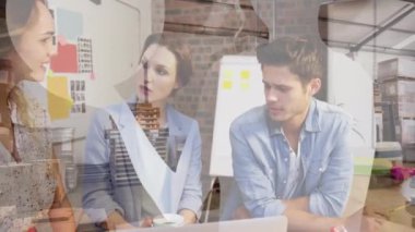 Bilgisayar kullanan çeşitli iş adamları. Küresel iş lojistiği ve dijital arayüz kavramı dijital olarak oluşturulmuş video.