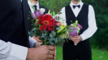 Çiçekli, evli, beyaz bir çiftin üzerindeki kalem animasyonu. Düğün, kutlama ve dijital arayüz konsepti dijital olarak oluşturulmuş video.