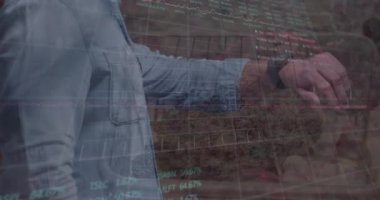 Akıllı beyaz bir adam üzerinde veri işleme animasyonu. Küresel iş ve dijital arayüz kavramı dijital olarak oluşturulmuş video.