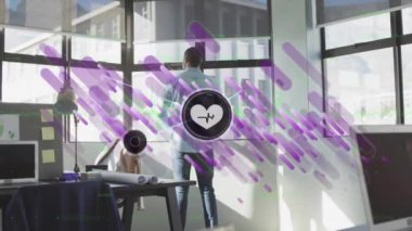 Afro-Amerikan iş adamının ofisindeki bağlantı ağının animasyonu. Küresel iş ve dijital arayüz kavramı dijital olarak oluşturulmuş video.