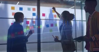 Ofisteki çeşitli iş adamları üzerinde finansal veri işleme animasyonu. Küresel iş, bilgisayar ve dijital arayüz kavramı dijital olarak oluşturulmuş video.