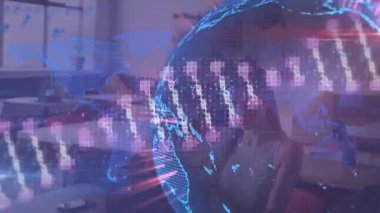 Ofisteki çeşitli iş adamları üzerinde dünya ve DNA 'nın animasyonu var. Küresel iş ve dijital arayüz kavramı dijital olarak oluşturulmuş video.