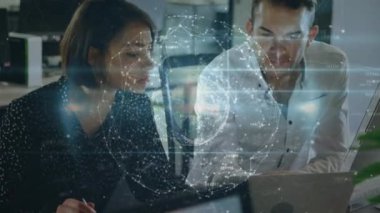 Ofisteki çeşitli iş adamlarıyla olan bağlantıların animasyonu. Küresel iş ve dijital arayüz kavramı dijital olarak oluşturulmuş video.