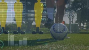 Veri işleme üzerine beyaz erkek futbol oyuncusunun animasyonu. Küresel spor ve dijital arayüz kavramı dijital olarak oluşturulmuş video.