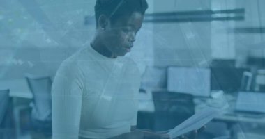 Afrika kökenli Amerikalı bir kadının ofisinde veri işleme animasyonu. Küresel iş ve dijital arayüz kavramı dijital olarak oluşturulmuş video.